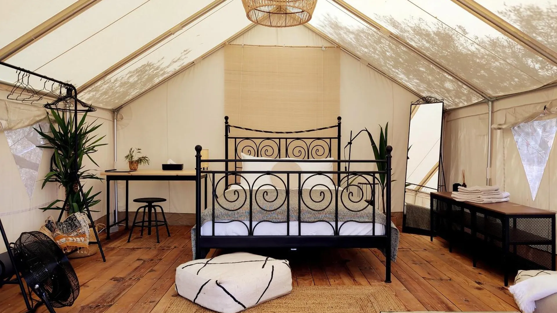 Tranquilo Glamping Hotel Hozanejos Spain